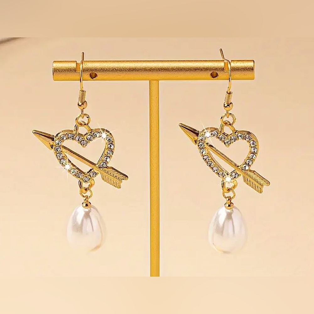 💘 Pearl & 14K Gold Hollow ‘Arrow Through The Heart’ Dangle Earrings